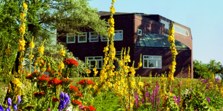 Land zwischen zwei Meeren. Kulturreise nach Schleswig-Holstein. Mit Besuch des Emil-Nolde-Museums in Seebüll. Land zwischen zwei Meeren. Kulturreise nach Schleswig-Holstein. Mit Besuch des Emil-Nolde-Museums in Seebüll.